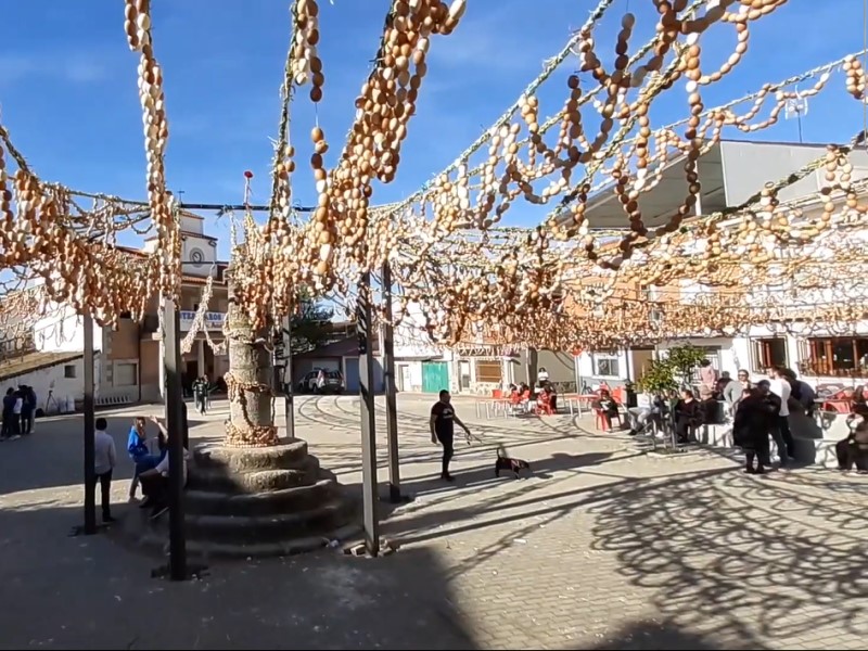 Durante el domingo de Resurrección en la localidad toledana de Montesclaros, la plaza y muchas de las calles de la localidad son engalanadas con trenzas de centeno, de las que cuelgan miles de cáscaras de huevos que hacen que la fiesta tenga una impactante personalidad, constituyendo una singularidad muy llamativa.
Tras la procesión y la quema del Judas, todos los vecinos y visitantes son invitados a romper los cascarones con largas varas en una acción multitudinaria y ritual de deseo de abundancia de alimento para el año venidero. Domingo de resurrección - Montesclaros